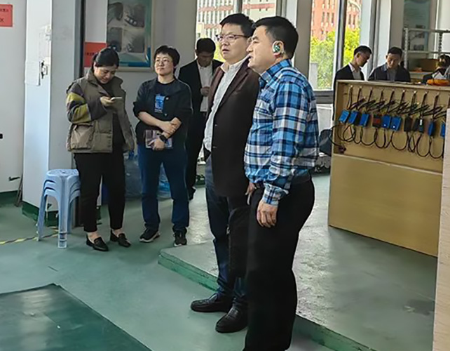市經(jīng)信局副局長楊雄文帶隊，蒼南縣經(jīng)信局趙局、壽局陪同來公司調(diào)研的新聞圖片